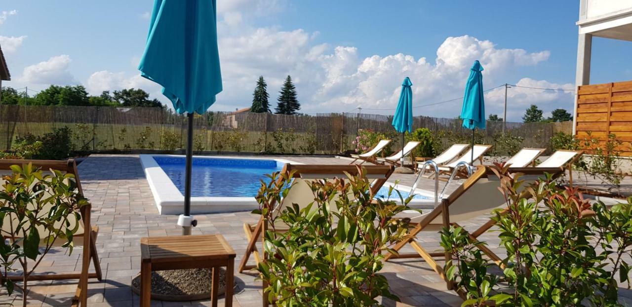 Guest House Flora Pazin Exterior foto